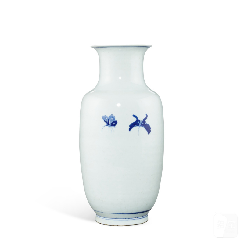 A blue and white 'butterfly and chrysanthemums' vase, Qing dynasty, 18th - 19th century | 清十八至十九世紀 青花花蝶圖瓶 - 图2